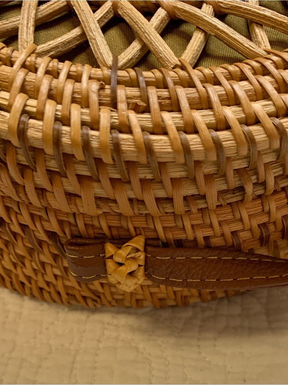 Versona Starburst Round Handcrafted Rattan Crossbody Bag  with Bow Shaped Clasp - Picture 5 of 13